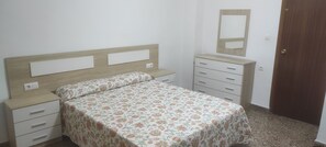 3 chambres, fer et planche à repasser, lit parapluie, Wi-Fi gratuit