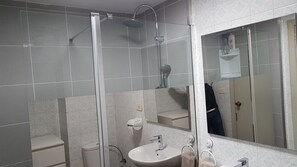 ヘアドライヤー、タオル、石鹸、トイレットペーパー