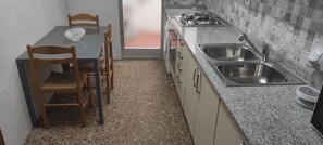 Een koelkast, een microgolfoven, een oven, een kookplaat