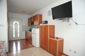 Geladeira, cooktop, cafeteira/chaleira