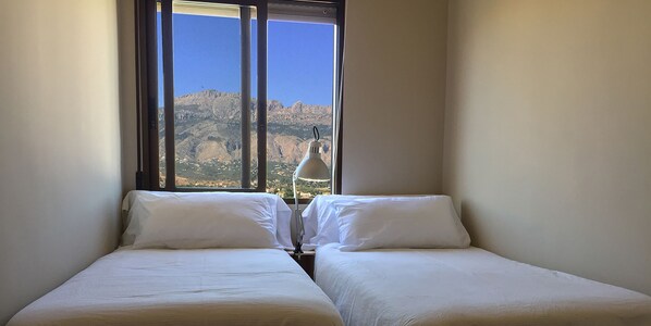 2 bedrooms, iron/ironing board, travel cot, free WiFi