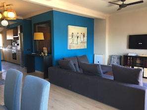 TV, livros, aparelho de som