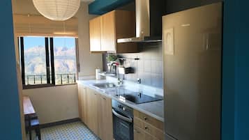 JÀÀkaappi, mikroaaltouuni, uuni, liesi