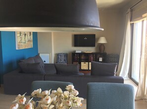 Fernseher, Bücher, Stereoanlage