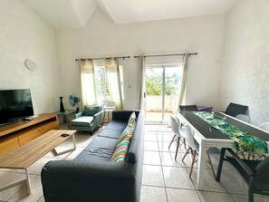 TV - Beachfront Apartment with Pool & Tennis - Flic En Flac (Flic en Flac)