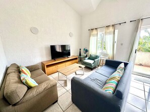 TV - Beachfront Apartment with Pool & Tennis - Flic En Flac (Flic en Flac)