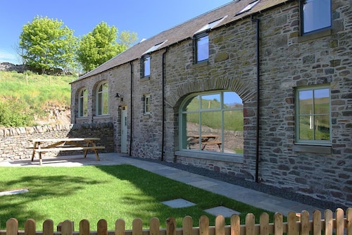 DIGNITY - Beautiful Barn Conversion in Idyllic Countryside with Hot Tub