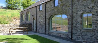  DIGNITY - Beautiful Barn Conversion in Idyllic Countryside with Hot Tub
