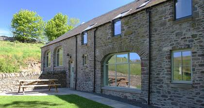 DIGNITY - Beautiful Barn Conversion in Idyllic Countryside with Hot Tub
