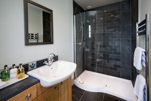 Bathtub, hair dryer, towels, soap - DIGNITY - Beautiful Barn Conversion in Idyllic Countryside with Hot Tub (Galashiels)