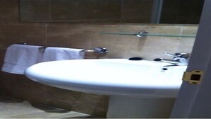 A bathroom with a toilet, bidet, and sink. - Residencial Marina Duquesa 642 (Manilva)