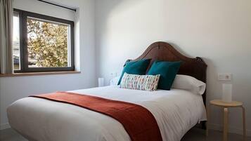 4 bedrooms, desk, iron/ironing board, travel crib