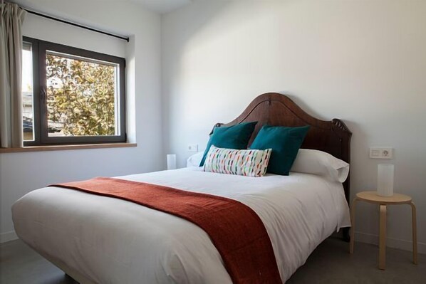 4 habitaciones, escritorio y tabla de planchar con plancha 