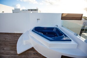Outdoor spa tub - Central Amazing PH with Private Rooftop and Jacuzzi (Playa del Carmen)