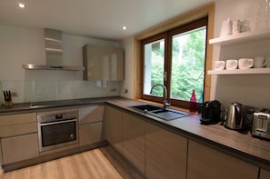 Réfrigérateur, four à micro-ondes, un four, surface de cuisson
