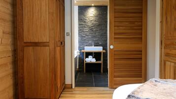 5 bedrooms, iron/ironing board, free WiFi, bed sheets