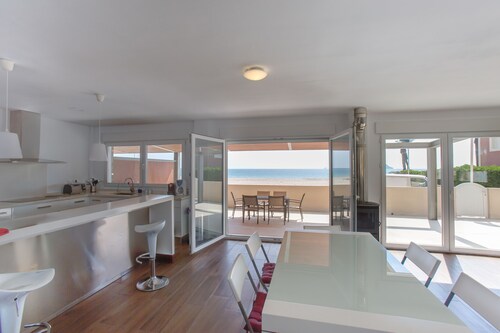 New luxury villa, first line of the Mediterranean and the Mar Menor.