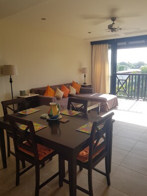 Een smart-tv en boeken