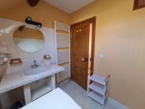 Tina con regadera, secadora de cabello, papel de baño 