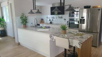 Een koelkast, een microgolfoven, een oven, een vaatwasser