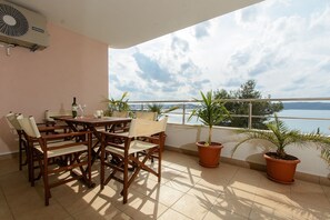 Outdoor dining - SUNRISE, luxury apartment with stunning sea view (Trogir)