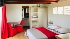 1 bedroom, iron/ironing board, free WiFi, bed sheets - marly domain studio (Sainte-Anne)