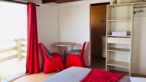 1 bedroom, iron/ironing board, free WiFi, bed sheets - marly domain studio (Sainte-Anne)
