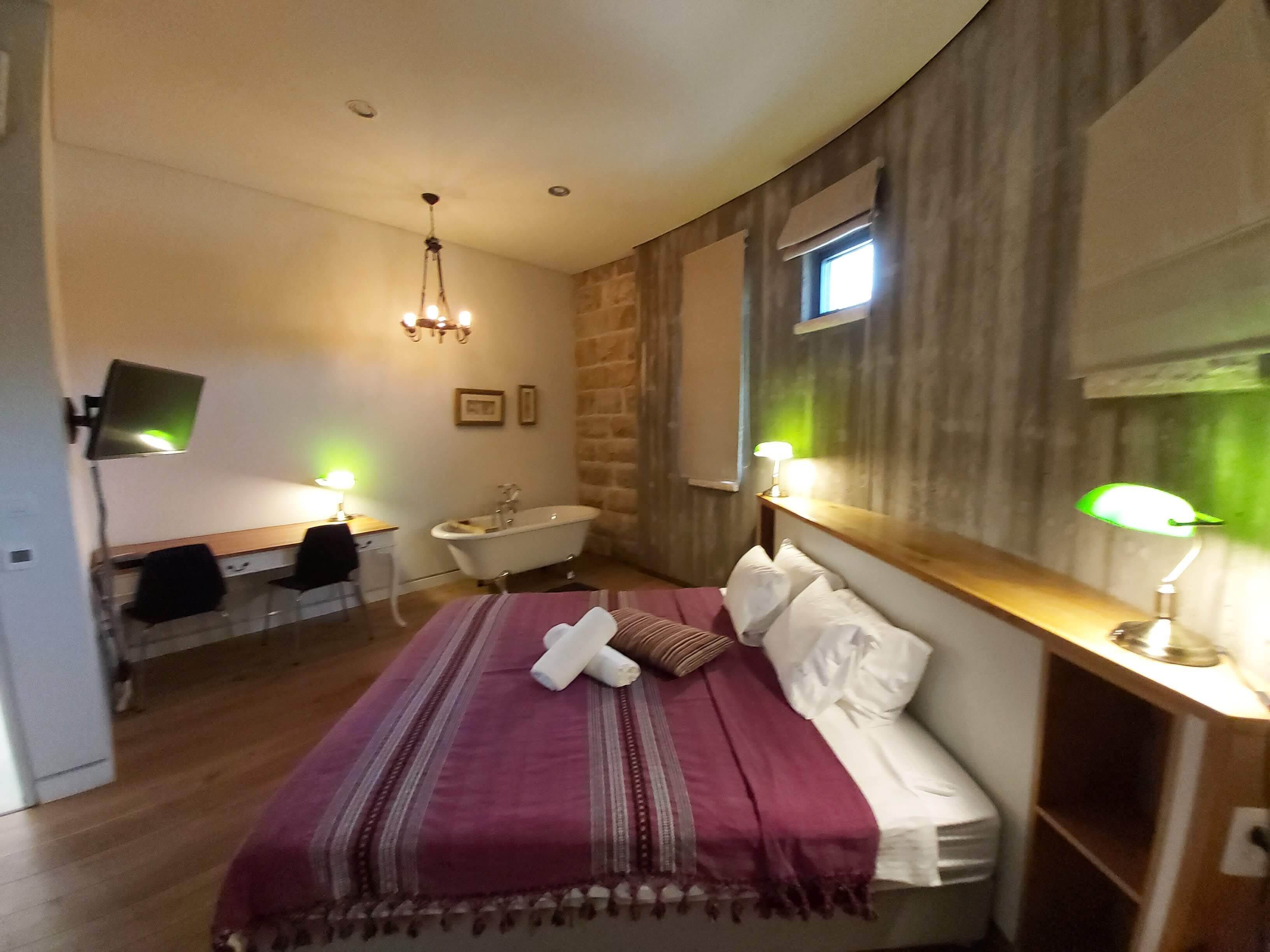 6 habitaciones, tabla de planchar con plancha, wifi y ropa de cama 