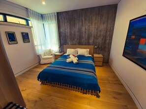 6 bedrooms, iron/ironing board, WiFi, bed sheets