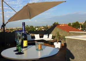A rooftop terrace with a table, a bottle of champagne, and a glass. - Nice villa with wonderful sights, come to profite sunrise on the ser (Torredembarra)