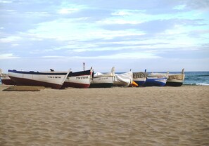 Several boats lined up on a sandy beach with the ocean in the background. - Nice villa with wonderful sights, come to profite sunrise on the ser (Torredembarra)