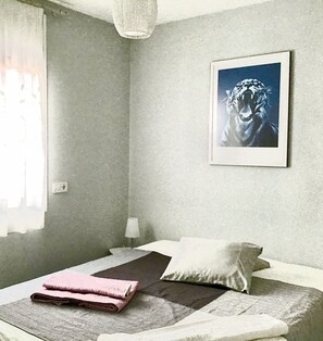 A bedroom with a bed, a nightstand, a lamp, and a framed picture on the wall. - Nice villa with wonderful sights, come to profite sunrise on the ser (Torredembarra)