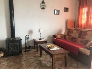 Smart TV, fireplace, DVD player, books - Gîte CASAS DEL MONTE, your refuge in the middle of nature. (Valverde)