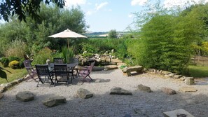 Outdoor dining - Beautiful, spacious, 2 bed renovated breton cider press, 10km from the coast! (Cast)