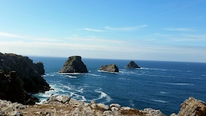 Sun-loungers, beach towels - Beautiful, spacious, 2 bed renovated breton cider press, 10km from the coast! (Cast)