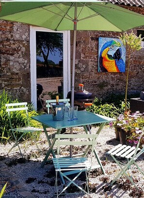 Outdoor dining - Beautiful, spacious, 2 bed renovated breton cider press, 10km from the coast! (Cast)