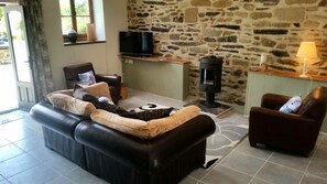 Télévision, cheminée, baby-foot, table de tennis de table