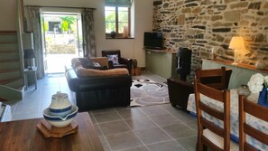 TV, fireplace, table football, ping pong - Beautiful, spacious, 2 bed renovated breton cider press, 10km from the coast! (Cast)