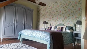 2 chambres, fer et planche à repasser, Wi-Fi, draps fournis