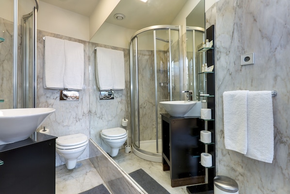 Douche, articles de toilette gratuits, sĂšche-cheveux