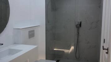 Een douche, handdoeken, toiletpapier