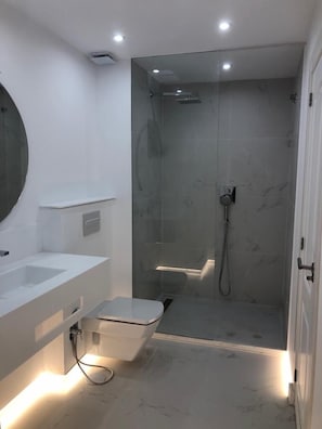 Douche, serviettes fournies, papier toilette