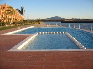 Piscine à débordement