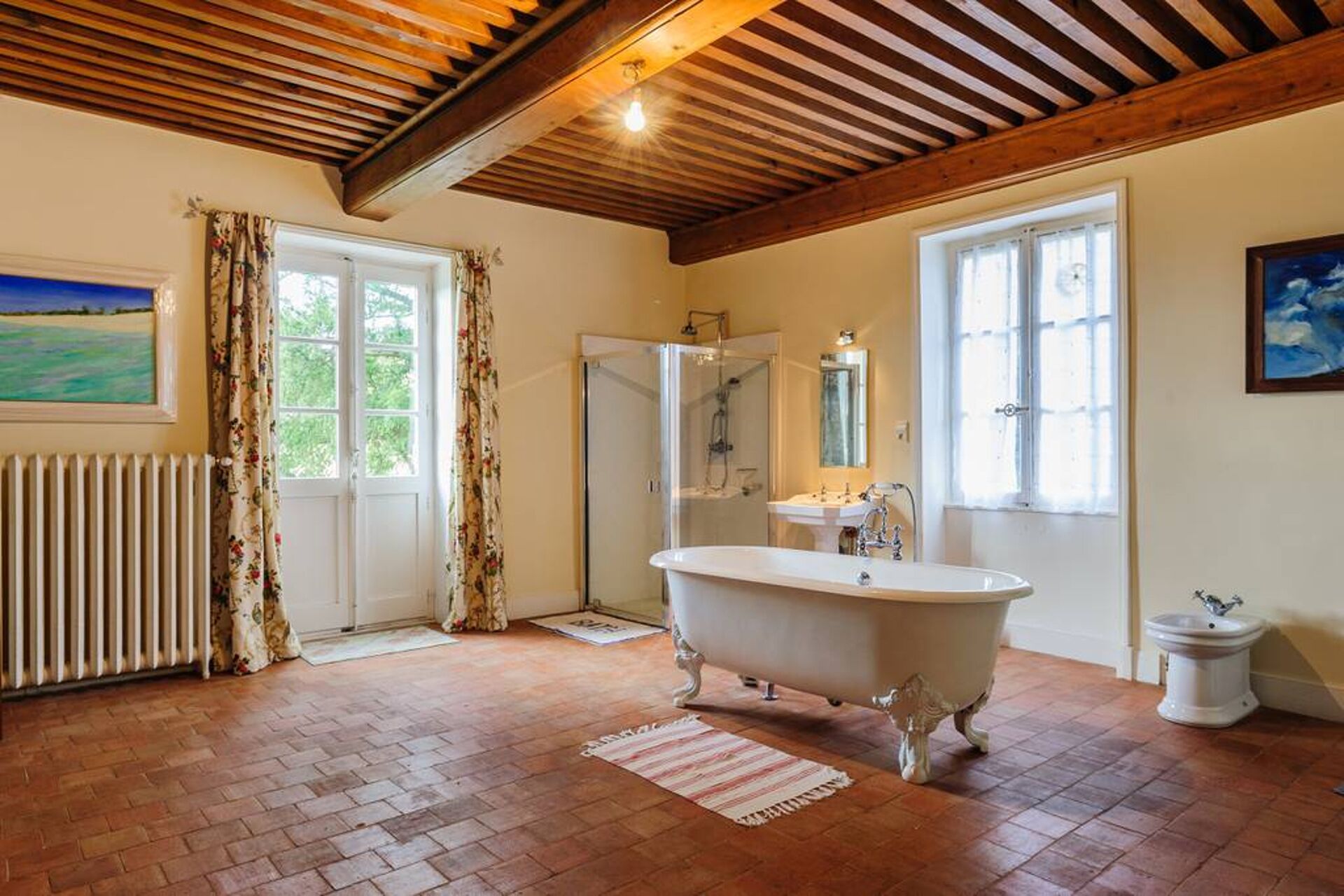 Combined shower/tub, hair dryer, bidet, towels