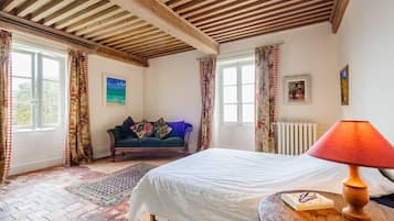 8 slaapkamers, een strijkplank/strijkijzer, reisbedje, gratis wifi