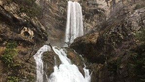 Ett vattenfall som störtar nerför en bergig ravin och bildar flera mindre vattenströmmar.