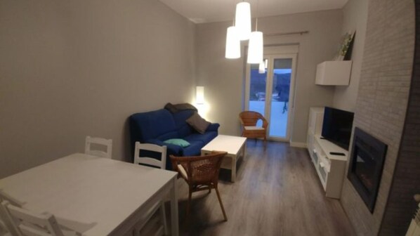 Télévision, cheminée