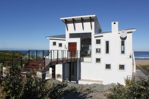 Exterior - Beautiful sea view, walk out of the house onto the dunes and beach. Quiet  (Oyster Bay)