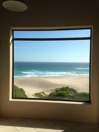 Beach nearby, sun-loungers. Beautiful sea view, walk out of the house onto the dunes and beach. Quiet