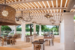 Outdoor dining - Masseria San Michele with pool in Martina Franca, Puglia (Martina Franca)
